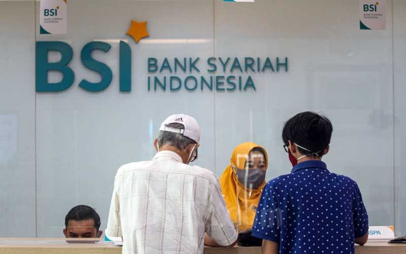 Seorang nasabah di bank syariah (Finansial bisnis)